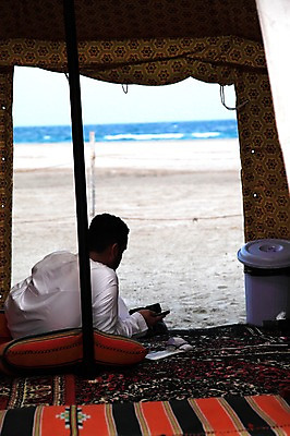 포토 JPG 주간 해외풍경 남자 엎드리기 바다 중동 한명 사람 성인 야외 카타르 남자만 남자한명만 성인남자만 성인만 국내포토 자연요소 1 해외 나라 모션 풍경 파일형식