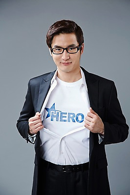 포토 JPG 스튜디오촬영 직업 남자 안경 포즈 모션 회색배경 실내 한명 사람 정장 상반신 20대 성인 앞모습 한국인 직장인 비즈니스맨 유머 괴짜 즐거움 코믹 영웅 성인남자한명만 국내포토 1 잡화 옷 감정 뷰포인트 백그라운드 컨셉 비즈니스 동양인 청년 내부 회색 남자한명만 성인남자만 파일형식