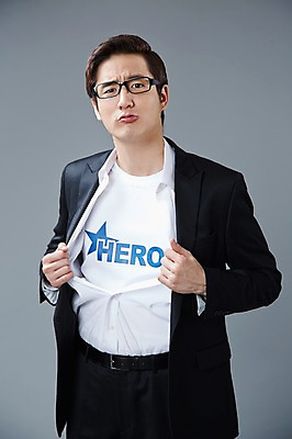 포토 JPG 스튜디오촬영 직업 남자 안경 포즈 모션 회색배경 실내 한명 사람 정장 상반신 20대 성인 앞모습 한국인 직장인 비즈니스맨 유머 괴짜 즐거움 코믹 영웅 성인남자한명만 국내포토 1 잡화 옷 감정 뷰포인트 백그라운드 컨셉 비즈니스 동양인 청년 내부 회색 남자한명만 성인남자만 파일형식