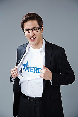 포토 JPG 스튜디오촬영 직업 남자 안경 포즈 모션 회색배경 실내 한명 미소 웃음 사람 정장 상반신 20대 성인 앞모습 한국인 직장인 비즈니스맨 유머 괴짜 즐거움 코믹 영웅 성인남자한명만 국내포토 1 잡화 옷 감정 뷰포인트 백그라운드 컨셉 비즈니스 표정 동양인 청년 내부 회색 남자한명만 성인남자만 파일형식