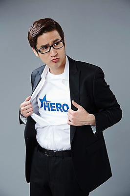 포토 JPG 스튜디오촬영 직업 남자 안경 포즈 모션 회색배경 실내 한명 사람 정장 상반신 20대 성인 앞모습 한국인 직장인 비즈니스맨 유머 괴짜 즐거움 코믹 영웅 성인남자한명만 국내포토 1 잡화 옷 감정 뷰포인트 백그라운드 컨셉 비즈니스 동양인 청년 내부 회색 남자한명만 성인남자만 파일형식