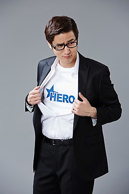 포토 JPG 스튜디오촬영 직업 남자 안경 포즈 모션 회색배경 실내 한명 사람 정장 상반신 20대 성인 앞모습 한국인 직장인 비즈니스맨 유머 괴짜 즐거움 코믹 영웅 성인남자한명만 국내포토 1 잡화 옷 감정 뷰포인트 백그라운드 컨셉 비즈니스 동양인 청년 내부 회색 남자한명만 성인남자만 파일형식