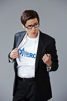 포토 JPG 스튜디오촬영 직업 남자 안경 포즈 모션 회색배경 실내 한명 사람 정장 손짓 상반신 20대 성인 앞모습 한국인 가리킴 직장인 비즈니스맨 유머 괴짜 즐거움 코믹 영웅 성인남자한명만 국내포토 1 잡화 옷 감정 뷰포인트 백그라운드 컨셉 비즈니스 동양인 청년 내부 회색 남자한명만 성인남자만 파일형식