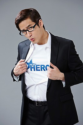 포토 JPG 스튜디오촬영 직업 남자 안경 포즈 모션 회색배경 실내 한명 사람 정장 상반신 20대 성인 앞모습 한국인 직장인 비즈니스맨 유머 괴짜 즐거움 코믹 영웅 성인남자한명만 국내포토 1 잡화 옷 감정 뷰포인트 백그라운드 컨셉 비즈니스 동양인 청년 내부 회색 남자한명만 성인남자만 파일형식