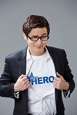 포토 JPG 스튜디오촬영 직업 남자 안경 포즈 모션 회색배경 실내 한명 미소 웃음 사람 정장 상반신 20대 성인 앞모습 한국인 직장인 비즈니스맨 유머 괴짜 즐거움 코믹 영웅 성인남자한명만 국내포토 1 잡화 옷 감정 뷰포인트 백그라운드 컨셉 비즈니스 표정 동양인 청년 내부 회색 남자한명만 성인남자만 파일형식