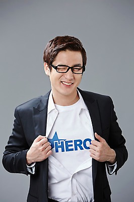 포토 JPG 스튜디오촬영 직업 남자 안경 포즈 모션 회색배경 실내 윙크 한명 미소 웃음 사람 정장 상반신 20대 성인 앞모습 한국인 직장인 비즈니스맨 유머 괴짜 즐거움 코믹 영웅 성인남자한명만 국내포토 1 잡화 옷 감정 뷰포인트 백그라운드 컨셉 비즈니스 표정 동양인 청년 내부 회색 남자한명만 성인남자만 파일형식