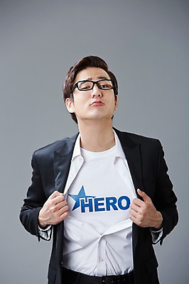 포토 JPG 스튜디오촬영 직업 남자 안경 포즈 모션 회색배경 실내 한명 사람 정장 상반신 20대 성인 앞모습 한국인 직장인 비즈니스맨 유머 괴짜 즐거움 코믹 영웅 성인남자한명만 국내포토 1 잡화 옷 감정 뷰포인트 백그라운드 컨셉 비즈니스 동양인 청년 내부 회색 남자한명만 성인남자만 파일형식