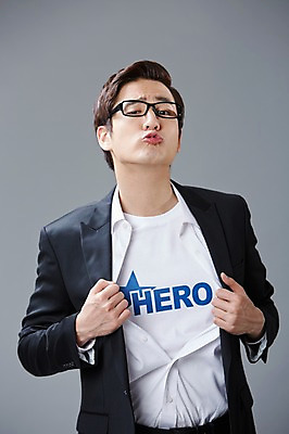 포토 JPG 스튜디오촬영 직업 남자 안경 포즈 모션 회색배경 실내 한명 사람 정장 상반신 20대 성인 앞모습 한국인 직장인 비즈니스맨 유머 괴짜 즐거움 코믹 영웅 성인남자한명만 국내포토 1 잡화 옷 감정 뷰포인트 백그라운드 컨셉 비즈니스 동양인 청년 내부 회색 남자한명만 성인남자만 파일형식