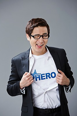 포토 JPG 스튜디오촬영 직업 남자 안경 포즈 모션 회색배경 실내 윙크 한명 미소 웃음 사람 정장 상반신 20대 성인 앞모습 한국인 직장인 비즈니스맨 유머 괴짜 즐거움 코믹 영웅 성인남자한명만 국내포토 1 잡화 옷 감정 뷰포인트 백그라운드 컨셉 비즈니스 표정 동양인 청년 내부 회색 남자한명만 성인남자만 파일형식