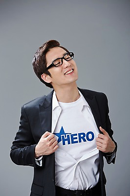 포토 JPG 스튜디오촬영 직업 응시 남자 안경 포즈 모션 회색배경 실내 한명 미소 웃음 사람 정장 상반신 20대 성인 앞모습 한국인 직장인 비즈니스맨 유머 괴짜 즐거움 코믹 영웅 성인남자한명만 국내포토 1 시선 잡화 옷 감정 뷰포인트 백그라운드 컨셉 비즈니스 표정 동양인 청년 내부 회색 남자한명만 성인남자만 파일형식