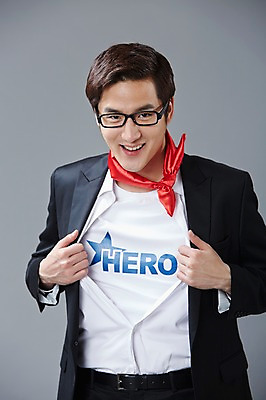 포토 JPG 스튜디오촬영 직업 남자 안경 포즈 모션 회색배경 실내 한명 미소 웃음 사람 정장 상반신 20대 성인 앞모습 한국인 직장인 비즈니스맨 유머 괴짜 즐거움 코믹 손수건 영웅 성인남자한명만 국내포토 1 잡화 옷 감정 뷰포인트 백그라운드 컨셉 비즈니스 표정 동양인 청년 내부 회색 남자한명만 성인남자만 파일형식