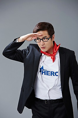 포토 JPG 스튜디오촬영 직업 응시 남자 안경 포즈 모션 회색배경 실내 한명 서기 사람 정장 손짓 상반신 20대 성인 앞모습 한국인 관찰 직장인 비즈니스맨 유머 괴짜 즐거움 코믹 손수건 영웅 성인남자한명만 국내포토 1 시선 잡화 옷 감정 뷰포인트 백그라운드 컨셉 비즈니스 동양인 청년 내부 회색 남자한명만 성인남자만 파일형식