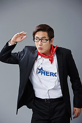 포토 JPG 스튜디오촬영 직업 응시 남자 안경 포즈 모션 회색배경 실내 한명 서기 사람 정장 손짓 상반신 20대 성인 앞모습 한국인 관찰 직장인 비즈니스맨 유머 괴짜 즐거움 코믹 손수건 영웅 성인남자한명만 국내포토 1 시선 잡화 옷 감정 뷰포인트 백그라운드 컨셉 비즈니스 동양인 청년 내부 회색 남자한명만 성인남자만 파일형식