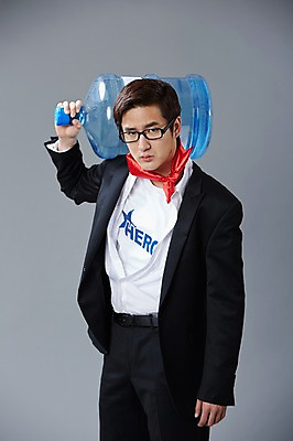 포토 JPG 스튜디오촬영 직업 남자 안경 회색배경 실내 한명 서기 들기 사람 정장 20대 성인 앞모습 한국인 직장인 비즈니스맨 유머 괴짜 물통 물병 즐거움 코믹 손수건 영웅 성인남자한명만 국내포토 1 잡화 옷 감정 뷰포인트 백그라운드 컨셉 비즈니스 모션 동양인 청년 내부 회색 남자한명만 성인남자만 파일형식