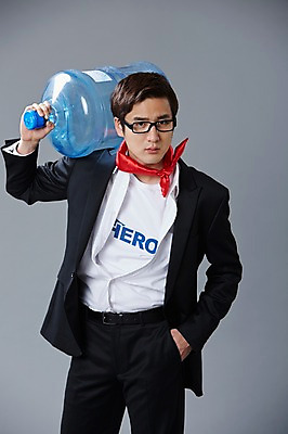포토 JPG 스튜디오촬영 직업 남자 안경 회색배경 실내 한명 서기 들기 사람 정장 20대 성인 앞모습 한국인 직장인 비즈니스맨 유머 괴짜 물통 물병 즐거움 코믹 손수건 영웅 성인남자한명만 국내포토 1 잡화 옷 감정 뷰포인트 백그라운드 컨셉 비즈니스 모션 동양인 청년 내부 회색 남자한명만 성인남자만 파일형식