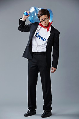 포토 JPG 스튜디오촬영 전신 직업 남자 안경 회색배경 실내 한명 서기 들기 사람 정장 20대 성인 앞모습 한국인 직장인 비즈니스맨 유머 괴짜 물통 물병 즐거움 코믹 손수건 영웅 성인남자한명만 국내포토 1 잡화 옷 감정 뷰포인트 백그라운드 컨셉 비즈니스 모션 동양인 청년 내부 회색 남자한명만 성인남자만 파일형식