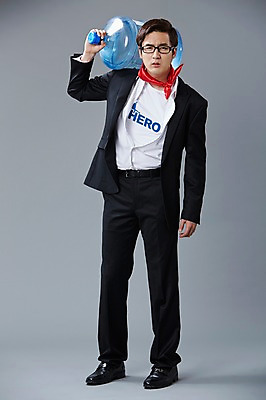 포토 JPG 스튜디오촬영 전신 직업 남자 안경 회색배경 실내 한명 서기 들기 사람 정장 20대 성인 앞모습 한국인 직장인 비즈니스맨 유머 괴짜 물통 물병 즐거움 코믹 손수건 영웅 성인남자한명만 국내포토 1 잡화 옷 감정 뷰포인트 백그라운드 컨셉 비즈니스 모션 동양인 청년 내부 회색 남자한명만 성인남자만 파일형식