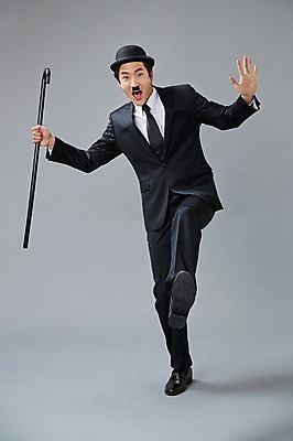포토 JPG 스튜디오촬영 전신 직업 모자 남자 포즈 모션 회색배경 지팡이 수염 실내 한명 서기 미소 웃음 들기 사람 정장 20대 성인 앞모습 한국인 유머 괴짜 배우 찰리채플린 마임 콧수염 즐거움 코믹 성인남자한명만 국내포토 1 잡화 옷 감정 뷰포인트 백그라운드 컨셉 표정 동양인 청년 내부 회색 연예인 남자한명만 성인남자만 파일형식