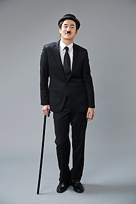 포토 JPG 스튜디오촬영 전신 직업 모자 남자 포즈 모션 회색배경 지팡이 수염 실내 한명 서기 들기 사람 정장 20대 성인 앞모습 한국인 유머 괴짜 배우 찰리채플린 마임 콧수염 즐거움 코믹 성인남자한명만 국내포토 1 잡화 옷 감정 뷰포인트 백그라운드 컨셉 동양인 청년 내부 회색 연예인 남자한명만 성인남자만 파일형식