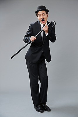 포토 JPG 스튜디오촬영 전신 직업 모자 남자 포즈 모션 회색배경 지팡이 수염 실내 한명 서기 미소 웃음 들기 사람 정장 20대 성인 앞모습 한국인 유머 괴짜 배우 찰리채플린 마임 콧수염 즐거움 코믹 성인남자한명만 국내포토 1 잡화 옷 감정 뷰포인트 백그라운드 컨셉 표정 동양인 청년 내부 회색 연예인 남자한명만 성인남자만 파일형식