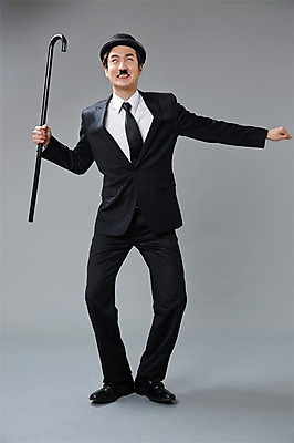 포토 JPG 스튜디오촬영 전신 직업 모자 남자 포즈 모션 회색배경 지팡이 수염 실내 한명 서기 미소 웃음 들기 사람 정장 20대 성인 앞모습 한국인 유머 괴짜 배우 찰리채플린 마임 콧수염 즐거움 코믹 성인남자한명만 국내포토 1 잡화 옷 감정 뷰포인트 백그라운드 컨셉 표정 동양인 청년 내부 회색 연예인 남자한명만 성인남자만 파일형식