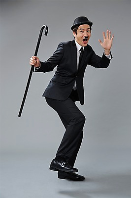 포토 JPG 스튜디오촬영 전신 직업 모자 남자 포즈 모션 회색배경 지팡이 수염 실내 한명 서기 미소 웃음 들기 사람 정장 20대 성인 옆모습 한국인 유머 괴짜 배우 찰리채플린 마임 콧수염 즐거움 코믹 성인남자한명만 국내포토 1 잡화 옷 감정 뷰포인트 백그라운드 컨셉 표정 동양인 청년 내부 회색 연예인 남자한명만 성인남자만 파일형식