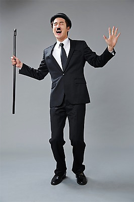 포토 JPG 스튜디오촬영 전신 직업 모자 남자 포즈 모션 회색배경 지팡이 수염 실내 한명 서기 미소 웃음 들기 사람 정장 20대 성인 앞모습 눈감음 한국인 유머 괴짜 배우 찰리채플린 마임 콧수염 즐거움 코믹 성인남자한명만 국내포토 1 잡화 옷 감정 뷰포인트 백그라운드 컨셉 표정 동양인 청년 내부 회색 연예인 남자한명만 성인남자만 파일형식