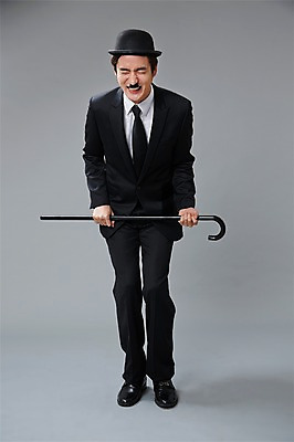 포토 JPG 스튜디오촬영 전신 직업 모자 남자 포즈 모션 회색배경 지팡이 수염 실내 한명 서기 미소 웃음 들기 사람 정장 20대 성인 앞모습 눈감음 한국인 유머 괴짜 배우 찰리채플린 마임 콧수염 즐거움 코믹 성인남자한명만 국내포토 1 잡화 옷 감정 뷰포인트 백그라운드 컨셉 표정 동양인 청년 내부 회색 연예인 남자한명만 성인남자만 파일형식