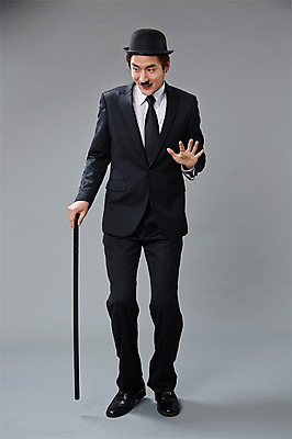 포토 JPG 스튜디오촬영 전신 직업 모자 남자 포즈 모션 회색배경 지팡이 수염 실내 한명 서기 미소 웃음 들기 사람 정장 20대 성인 앞모습 한국인 유머 괴짜 배우 찰리채플린 마임 콧수염 즐거움 코믹 성인남자한명만 국내포토 1 잡화 옷 감정 뷰포인트 백그라운드 컨셉 표정 동양인 청년 내부 회색 연예인 남자한명만 성인남자만 파일형식