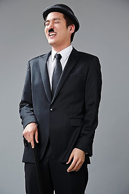 포토 JPG 스튜디오촬영 직업 모자 남자 포즈 모션 회색배경 지팡이 수염 실내 한명 서기 미소 웃음 들기 사람 정장 20대 성인 앞모습 눈감음 한국인 유머 괴짜 배우 찰리채플린 마임 콧수염 즐거움 코믹 성인남자한명만 국내포토 1 잡화 옷 감정 뷰포인트 백그라운드 컨셉 표정 동양인 청년 내부 회색 연예인 남자한명만 성인남자만 파일형식