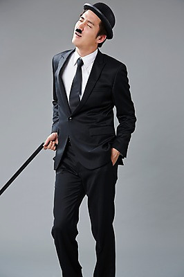 포토 JPG 스튜디오촬영 직업 모자 남자 포즈 모션 회색배경 지팡이 수염 실내 한명 서기 들기 사람 정장 20대 성인 앞모습 눈감음 한국인 유머 괴짜 배우 찰리채플린 마임 콧수염 즐거움 코믹 성인남자한명만 국내포토 1 잡화 옷 감정 뷰포인트 백그라운드 컨셉 동양인 청년 내부 회색 연예인 남자한명만 성인남자만 파일형식