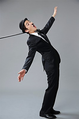 포토 JPG 스튜디오촬영 전신 직업 모자 남자 포즈 모션 회색배경 지팡이 팔벌리기 수염 실내 한명 서기 사람 정장 20대 성인 옆모습 한국인 유머 괴짜 배우 찰리채플린 마임 콧수염 즐거움 코믹 걸림 성인남자한명만 국내포토 1 잡화 옷 감정 뷰포인트 백그라운드 컨셉 동양인 청년 내부 회색 연예인 남자한명만 성인남자만 파일형식