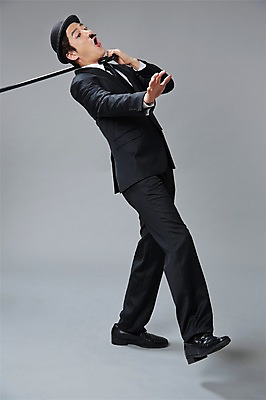 포토 JPG 스튜디오촬영 전신 직업 모자 남자 포즈 모션 회색배경 지팡이 수염 실내 한명 서기 사람 정장 20대 성인 옆모습 한국인 유머 괴짜 배우 찰리채플린 마임 콧수염 즐거움 코믹 걸림 성인남자한명만 국내포토 1 잡화 옷 감정 뷰포인트 백그라운드 컨셉 동양인 청년 내부 회색 연예인 남자한명만 성인남자만 파일형식