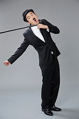 포토 JPG 스튜디오촬영 전신 직업 모자 남자 포즈 모션 회색배경 지팡이 수염 실내 한명 서기 사람 정장 20대 성인 한국인 유머 괴짜 배우 찰리채플린 마임 콧수염 즐거움 코믹 걸림 성인남자한명만 국내포토 1 잡화 옷 감정 백그라운드 컨셉 동양인 청년 내부 회색 연예인 남자한명만 성인남자만 파일형식