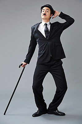 포토 JPG 스튜디오촬영 전신 직업 모자 남자 포즈 모션 회색배경 지팡이 수염 실내 한명 서기 들기 사람 정장 20대 성인 앞모습 한국인 유머 괴짜 배우 찰리채플린 마임 콧수염 즐거움 코믹 성인남자한명만 국내포토 1 잡화 옷 감정 뷰포인트 백그라운드 컨셉 동양인 청년 내부 회색 연예인 남자한명만 성인남자만 파일형식