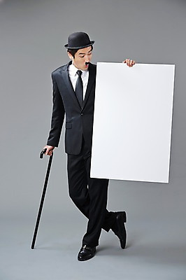 포토 JPG 스튜디오촬영 전신 직업 모자 배너 응시 남자 모션 회색배경 지팡이 수염 사각프레임 광고판 실내 한명 서기 들기 사람 정장 20대 성인 앞모습 한국인 유머 괴짜 배우 찰리채플린 마임 알림 콧수염 즐거움 코믹 성인남자한명만 국내포토 1 시선 잡화 옷 감정 뷰포인트 백그라운드 컨셉 프레임 알림판 동양인 청년 내부 사각형 회색 판 연예인 남자한명만 성인남자만 파일형식