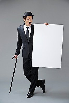 포토 JPG 스튜디오촬영 전신 직업 모자 배너 남자 모션 회색배경 지팡이 수염 사각프레임 광고판 실내 한명 서기 들기 사람 정장 20대 성인 앞모습 한국인 유머 괴짜 배우 찰리채플린 마임 알림 콧수염 즐거움 코믹 성인남자한명만 국내포토 1 잡화 옷 감정 뷰포인트 백그라운드 컨셉 프레임 알림판 동양인 청년 내부 사각형 회색 판 연예인 남자한명만 성인남자만 파일형식