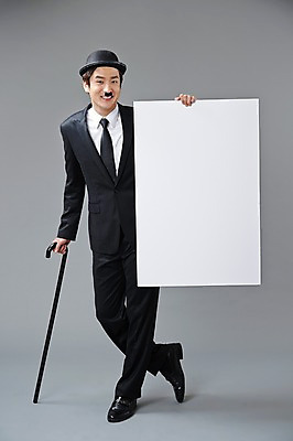포토 JPG 스튜디오촬영 전신 직업 모자 배너 남자 모션 회색배경 지팡이 수염 사각프레임 광고판 실내 한명 서기 미소 웃음 들기 사람 정장 20대 성인 앞모습 한국인 유머 괴짜 배우 찰리채플린 마임 알림 콧수염 즐거움 코믹 성인남자한명만 국내포토 1 잡화 옷 감정 뷰포인트 백그라운드 컨셉 프레임 알림판 표정 동양인 청년 내부 사각형 회색 판 연예인 남자한명만 성인남자만 파일형식