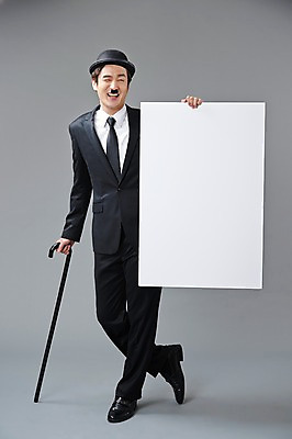 포토 JPG 스튜디오촬영 전신 직업 모자 배너 남자 모션 회색배경 지팡이 수염 사각프레임 광고판 실내 한명 서기 미소 웃음 들기 사람 정장 20대 성인 앞모습 한국인 유머 괴짜 배우 찰리채플린 마임 알림 콧수염 즐거움 코믹 성인남자한명만 국내포토 1 잡화 옷 감정 뷰포인트 백그라운드 컨셉 프레임 알림판 표정 동양인 청년 내부 사각형 회색 판 연예인 남자한명만 성인남자만 파일형식