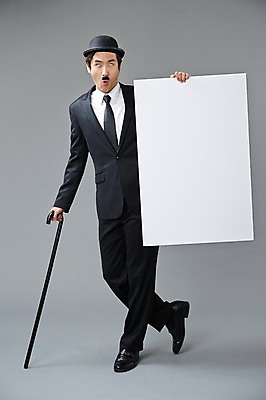 포토 JPG 스튜디오촬영 전신 직업 모자 배너 남자 모션 회색배경 지팡이 수염 사각프레임 광고판 실내 표정 한명 서기 들기 사람 정장 20대 성인 앞모습 한국인 유머 괴짜 배우 찰리채플린 마임 알림 콧수염 즐거움 코믹 성인남자한명만 국내포토 1 잡화 옷 감정 뷰포인트 백그라운드 컨셉 프레임 알림판 동양인 청년 내부 사각형 회색 판 연예인 남자한명만 성인남자만 파일형식