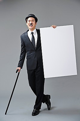 포토 JPG 스튜디오촬영 전신 직업 모자 배너 남자 모션 회색배경 지팡이 수염 사각프레임 광고판 실내 한명 서기 미소 웃음 들기 사람 정장 20대 성인 앞모습 눈감음 한국인 유머 괴짜 배우 찰리채플린 마임 알림 콧수염 즐거움 코믹 성인남자한명만 국내포토 1 잡화 옷 감정 뷰포인트 백그라운드 컨셉 프레임 알림판 표정 동양인 청년 내부 사각형 회색 판 연예인 남자한명만 성인남자만 파일형식