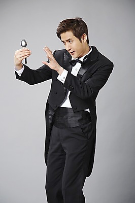 포토 JPG 스튜디오촬영 직업 남자 포즈 모션 회색배경 나비넥타이 실내 한명 서기 들기 사람 정장 턱시도 손짓 20대 성인 옆모습 숟가락 한국인 마술 마술사 유머 괴짜 즐거움 코믹 성인남자한명만 국내포토 1 옷 감정 뷰포인트 백그라운드 컨셉 넥타이 수저 동양인 청년 내부 회색 남자한명만 성인남자만 파일형식