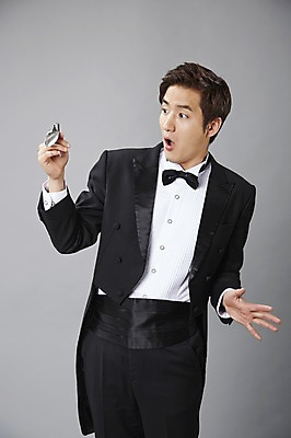 포토 JPG 스튜디오촬영 직업 남자 포즈 모션 회색배경 나비넥타이 실내 한명 서기 들기 사람 정장 턱시도 20대 성인 앞모습 숟가락 놀람 한국인 마술 마술사 유머 괴짜 구부린 구부림 즐거움 코믹 성인남자한명만 국내포토 1 옷 감정 뷰포인트 백그라운드 컨셉 넥타이 수저 표정 동양인 청년 내부 회색 남자한명만 성인남자만 파일형식