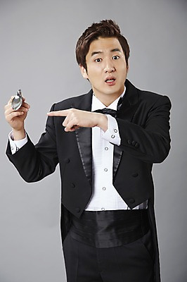 포토 JPG 스튜디오촬영 직업 남자 포즈 모션 회색배경 나비넥타이 실내 한명 서기 들기 사람 정장 턱시도 손짓 20대 성인 앞모습 숟가락 한국인 마술 마술사 가리킴 유머 괴짜 구부린 구부림 즐거움 코믹 성인남자한명만 국내포토 1 옷 감정 뷰포인트 백그라운드 컨셉 넥타이 수저 동양인 청년 내부 회색 남자한명만 성인남자만 파일형식