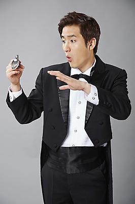 포토 JPG 스튜디오촬영 직업 남자 포즈 모션 회색배경 나비넥타이 실내 한명 서기 들기 사람 정장 턱시도 손짓 20대 성인 앞모습 숟가락 놀람 한국인 마술 마술사 가리킴 유머 괴짜 구부린 구부림 즐거움 코믹 성인남자한명만 국내포토 1 옷 감정 뷰포인트 백그라운드 컨셉 넥타이 수저 표정 동양인 청년 내부 회색 남자한명만 성인남자만 파일형식