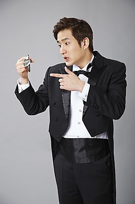 포토 JPG 스튜디오촬영 직업 남자 포즈 모션 회색배경 나비넥타이 실내 한명 서기 들기 사람 정장 턱시도 손짓 20대 성인 앞모습 숟가락 한국인 마술 마술사 가리킴 유머 괴짜 구부린 구부림 즐거움 코믹 성인남자한명만 국내포토 1 옷 감정 뷰포인트 백그라운드 컨셉 넥타이 수저 동양인 청년 내부 회색 남자한명만 성인남자만 파일형식