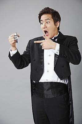 포토 JPG 스튜디오촬영 직업 남자 포즈 모션 회색배경 나비넥타이 실내 한명 서기 들기 사람 정장 턱시도 손짓 20대 성인 앞모습 숟가락 놀람 한국인 마술 마술사 가리킴 유머 괴짜 구부린 구부림 즐거움 코믹 성인남자한명만 국내포토 1 옷 감정 뷰포인트 백그라운드 컨셉 넥타이 수저 표정 동양인 청년 내부 회색 남자한명만 성인남자만 파일형식