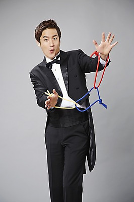 포토 JPG 스튜디오촬영 직업 남자 줄 포즈 모션 회색배경 나비넥타이 실내 한명 서기 들기 사람 정장 턱시도 20대 성인 앞모습 한국인 마술 마술사 끈 고리 유머 괴짜 즐거움 코믹 성인남자한명만 국내포토 1 옷 감정 뷰포인트 백그라운드 컨셉 넥타이 동양인 청년 내부 회색 남자한명만 성인남자만 파일형식