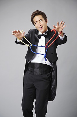 포토 JPG 스튜디오촬영 직업 남자 줄 포즈 모션 회색배경 나비넥타이 실내 한명 서기 미소 웃음 들기 사람 정장 턱시도 20대 성인 앞모습 한국인 마술 마술사 끈 고리 유머 괴짜 즐거움 코믹 성인남자한명만 국내포토 1 옷 감정 뷰포인트 백그라운드 컨셉 넥타이 표정 동양인 청년 내부 회색 남자한명만 성인남자만 파일형식