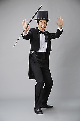 포토 JPG 스튜디오촬영 전신 직업 모자 남자 포즈 모션 회색배경 지팡이 나비넥타이 실내 한명 서기 미소 웃음 들기 사람 정장 턱시도 20대 성인 앞모습 한국인 마술 마술사 막대기 유머 괴짜 즐거움 코믹 성인남자한명만 국내포토 1 잡화 옷 감정 뷰포인트 백그라운드 컨셉 넥타이 표정 동양인 청년 내부 회색 남자한명만 성인남자만 파일형식